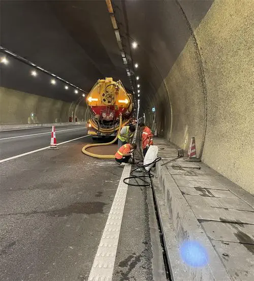 江华隧道排水渠清淤